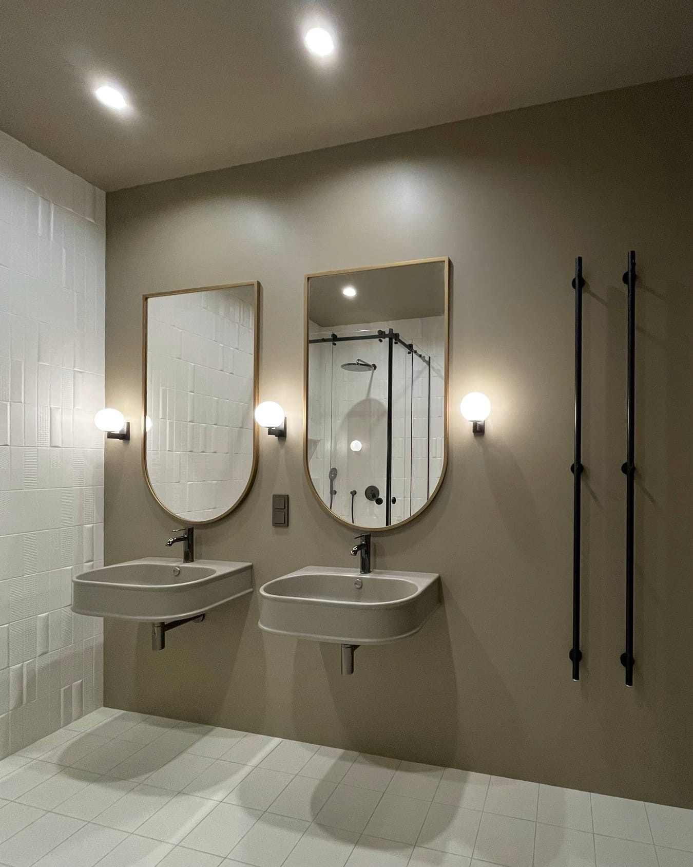 Современный дизайн ванной комнаты с окрашенными стенами