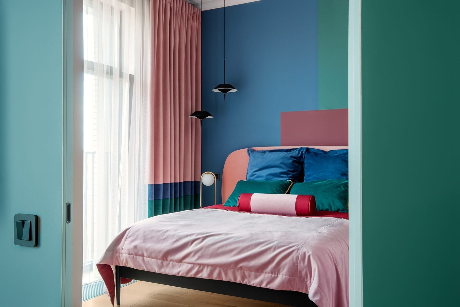 эстетика форм в дизайне спальни в стиле мемфис