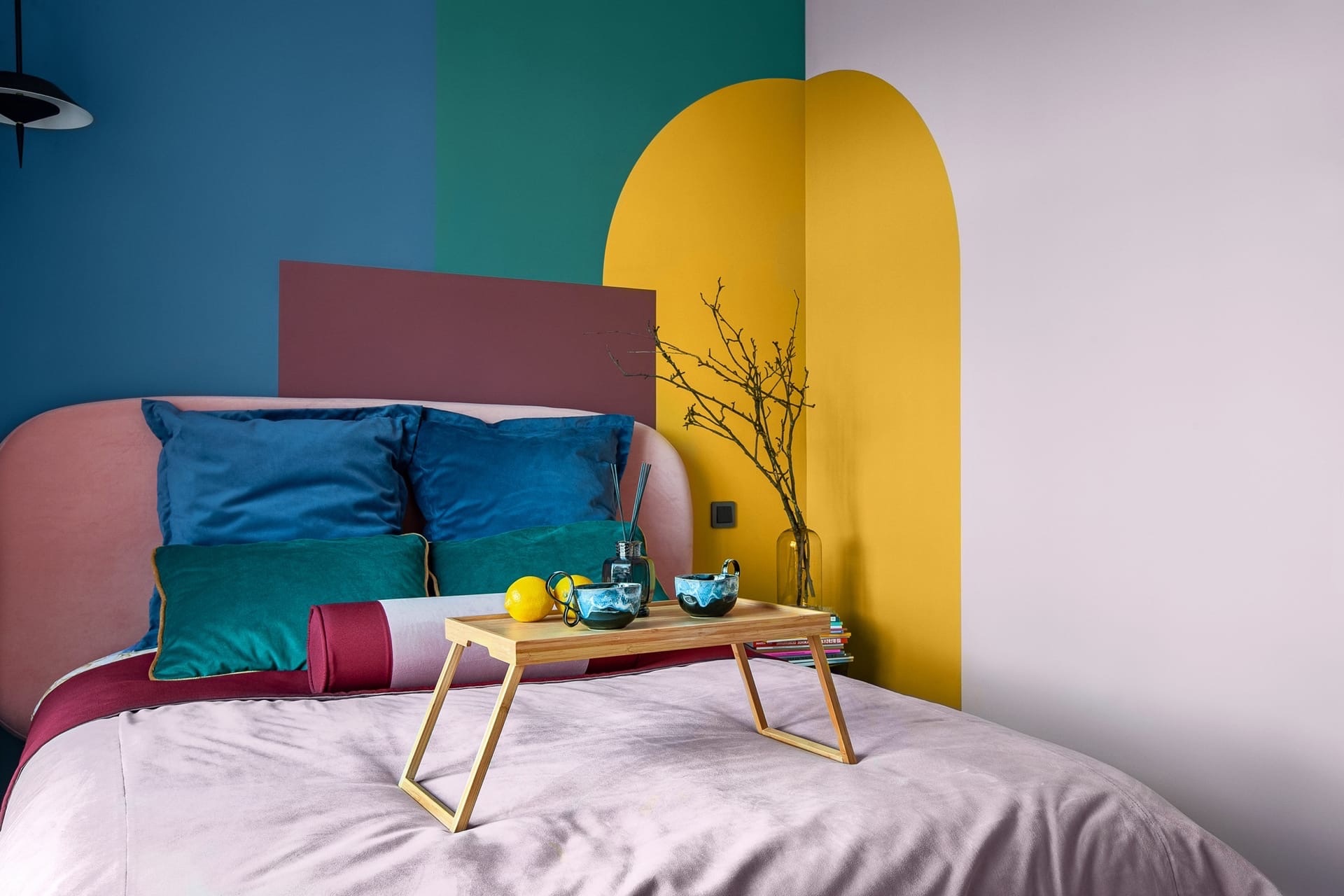 насыщенные цвета в интерьере спальни в стиле мемфис