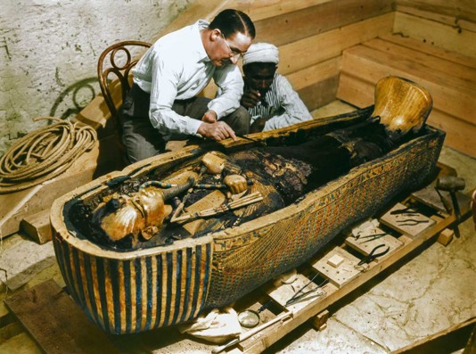 Изучение саркофага египетской мумии