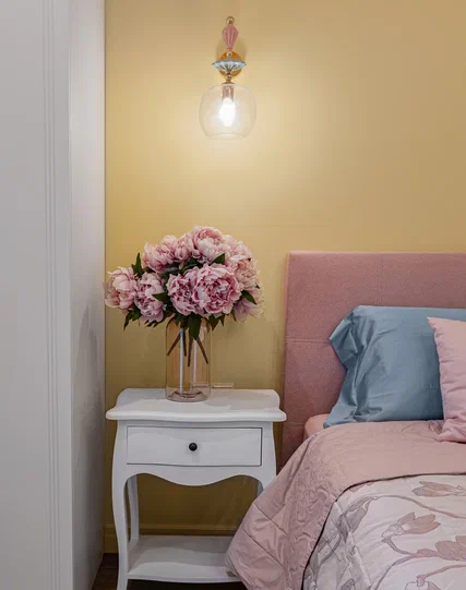 медово-желтый оттенок в оформлении спальни